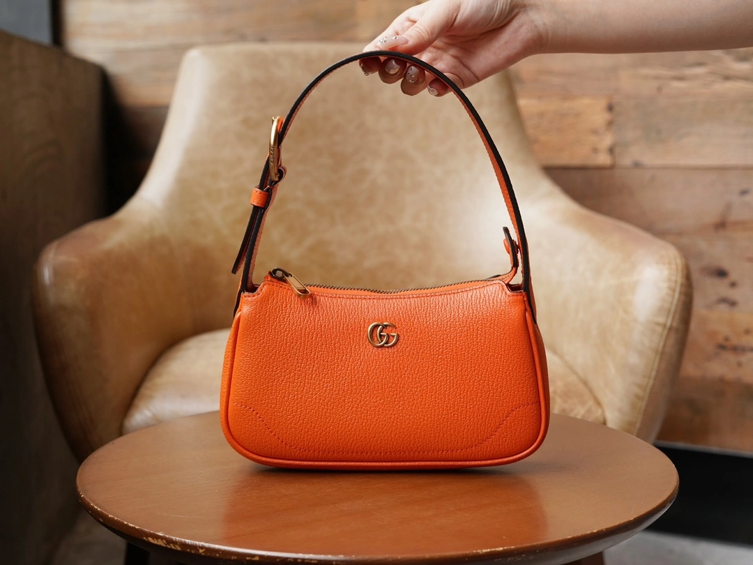 MOMO-- 739076-AAA9F-7519 item：C-B461H1074Q