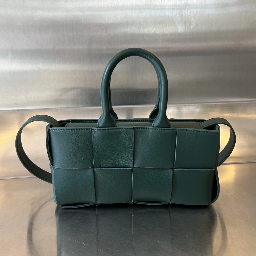 MOMO-- 776778VCQC23049 sheepskin item:D-B063E1119