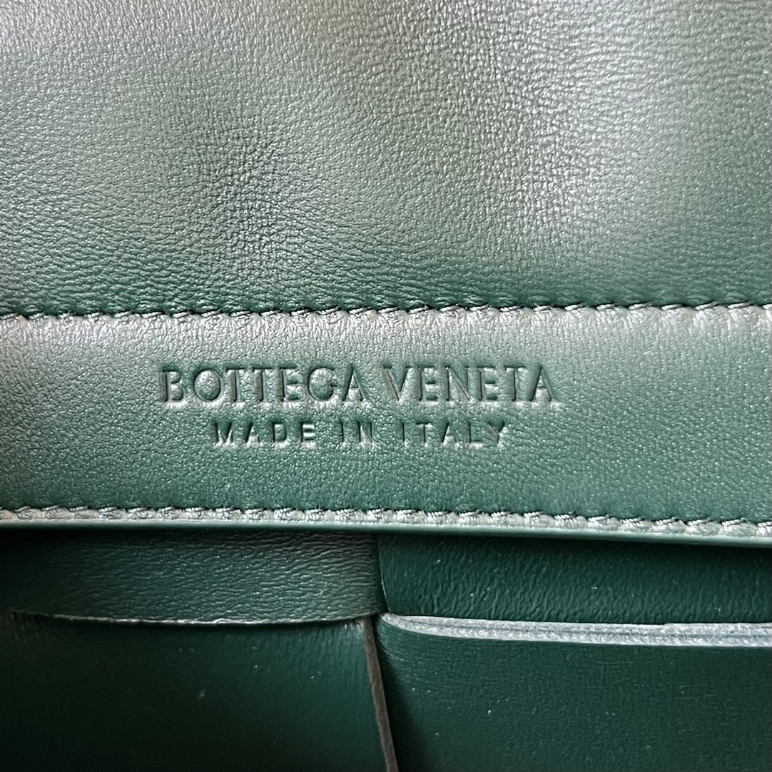 MOMO-- 776778VCQC23049 sheepskin item:D-B063E1119