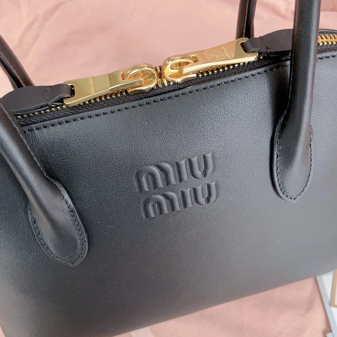 MOMO-- 7iu7iu 5BA290_2CRM_F0002_V_OOO Calfskin item:D-B063G2677