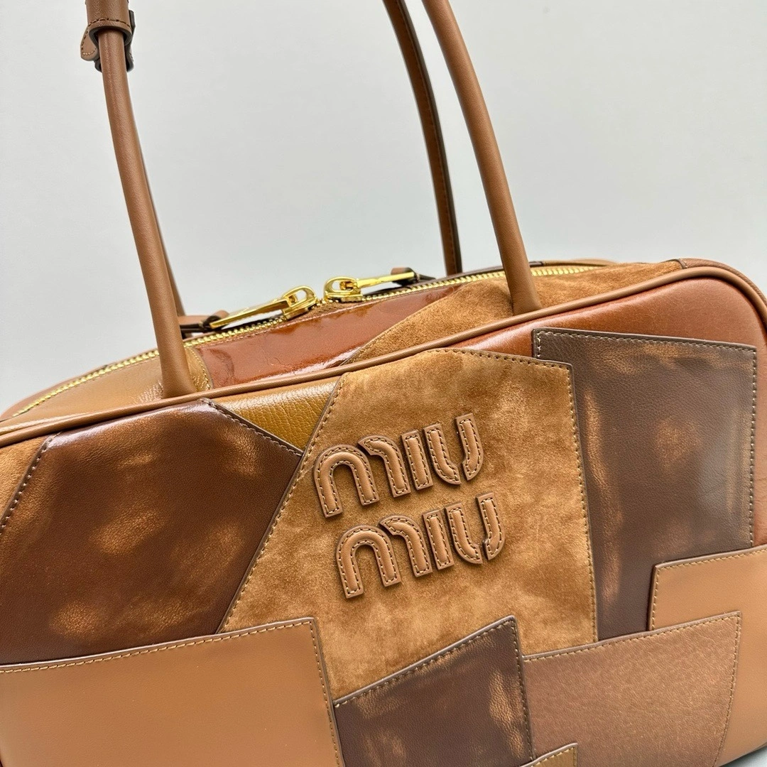 MOMO-- 7iu7iu 5BB117-2CRV-F0046-V-MLN Calfskin item:D-B000G2208