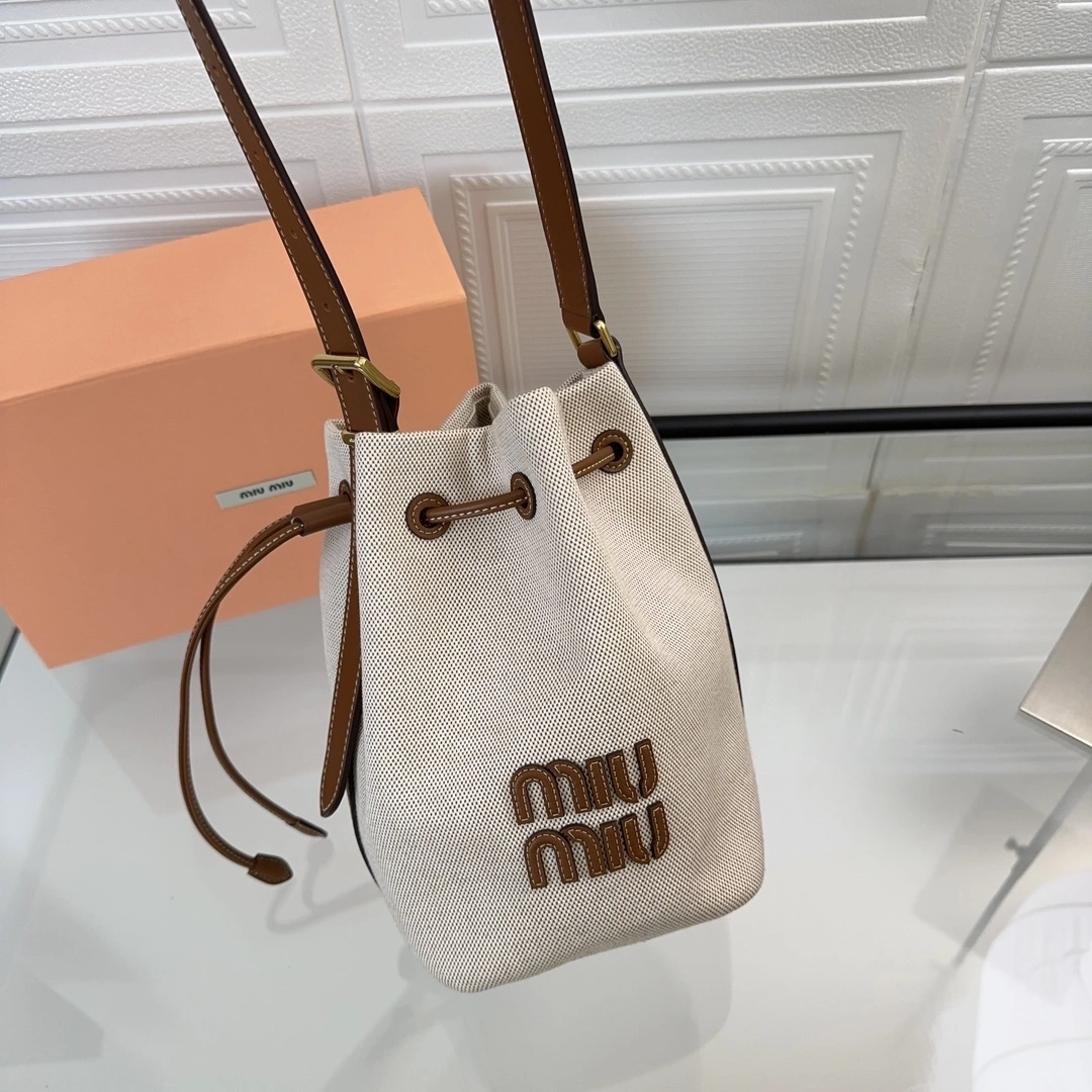 MOMO-- 7iu7iu 5BE090_2CRN_F062F_V_OLO Calfskin item:D-B000G2218
