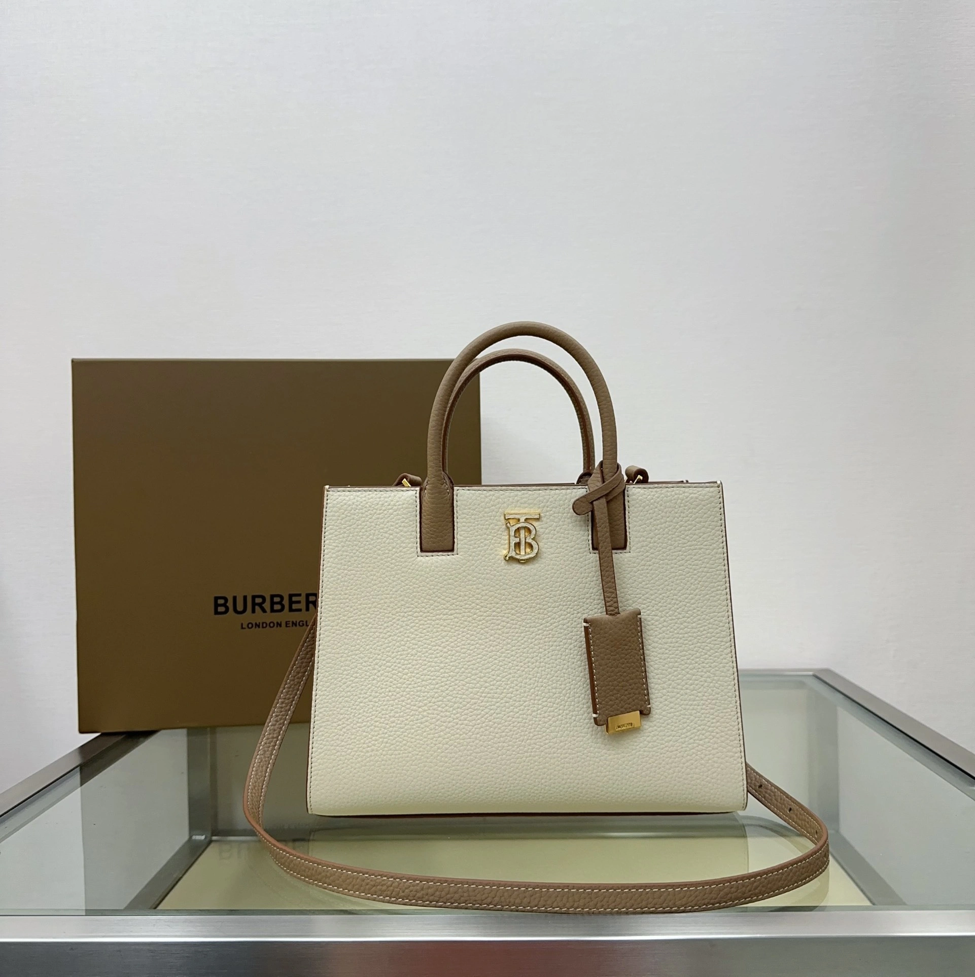 &MOMO-- 80725221 item:D-B000A2425R