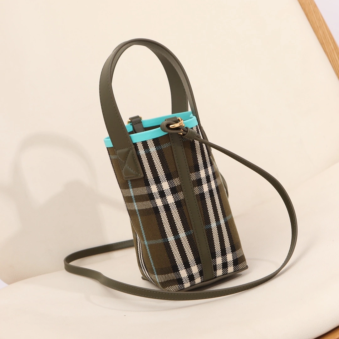 MOMO-- 80738931 item:D-B000A2432R