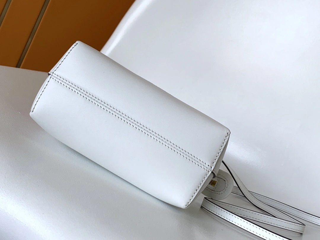 MOMO-- 8BS067-AHN5-F1JU5 item：C-B063I3024V