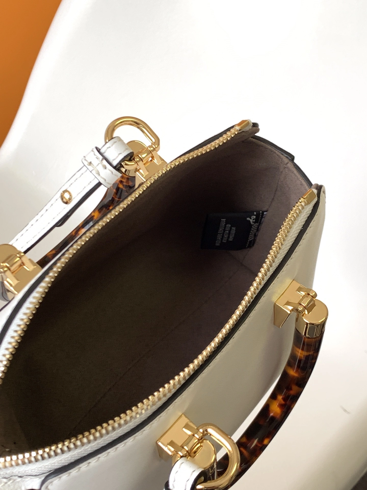 MOMO-- 8BS067-AHN5-F1JU5 item：C-B063I3024V