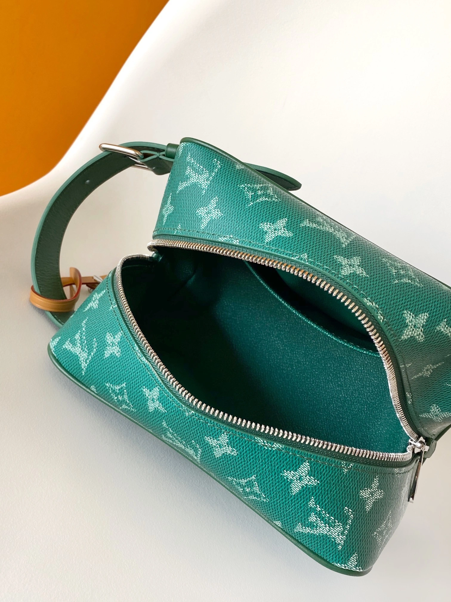 MOMO-- 8V M12688 high quality version Locker Dopp Kit cowhide item:E-B330C0542