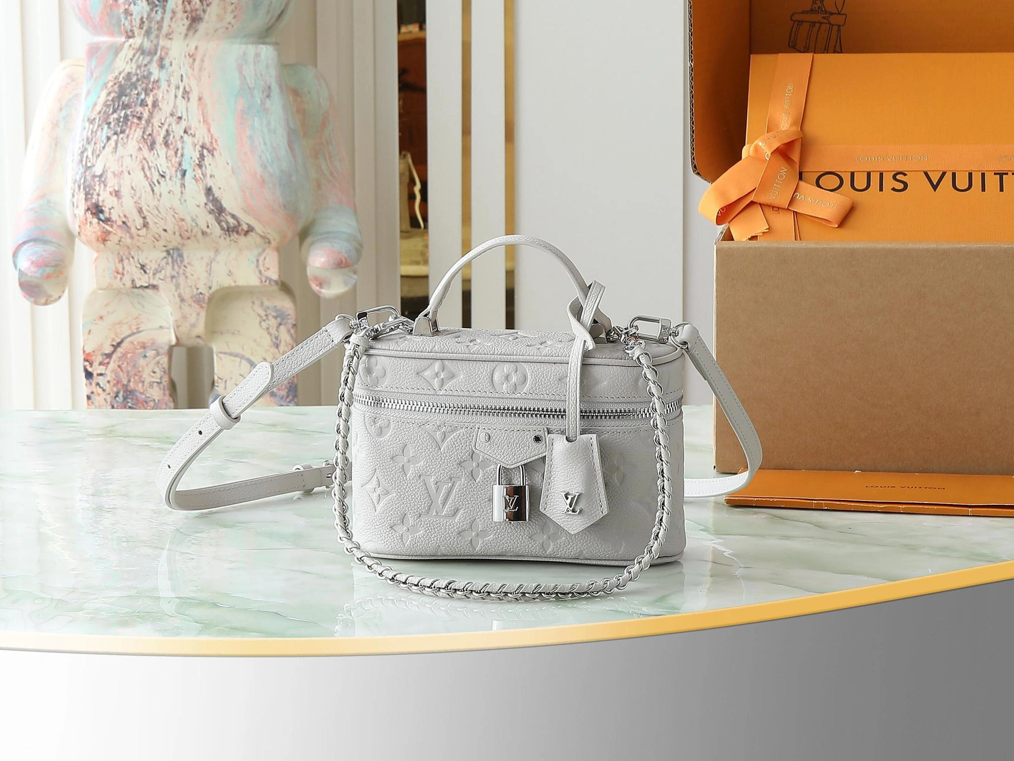 MOMO-- 8V M13593 high quality version Vanity Chain Pouch item:E-B000D1214