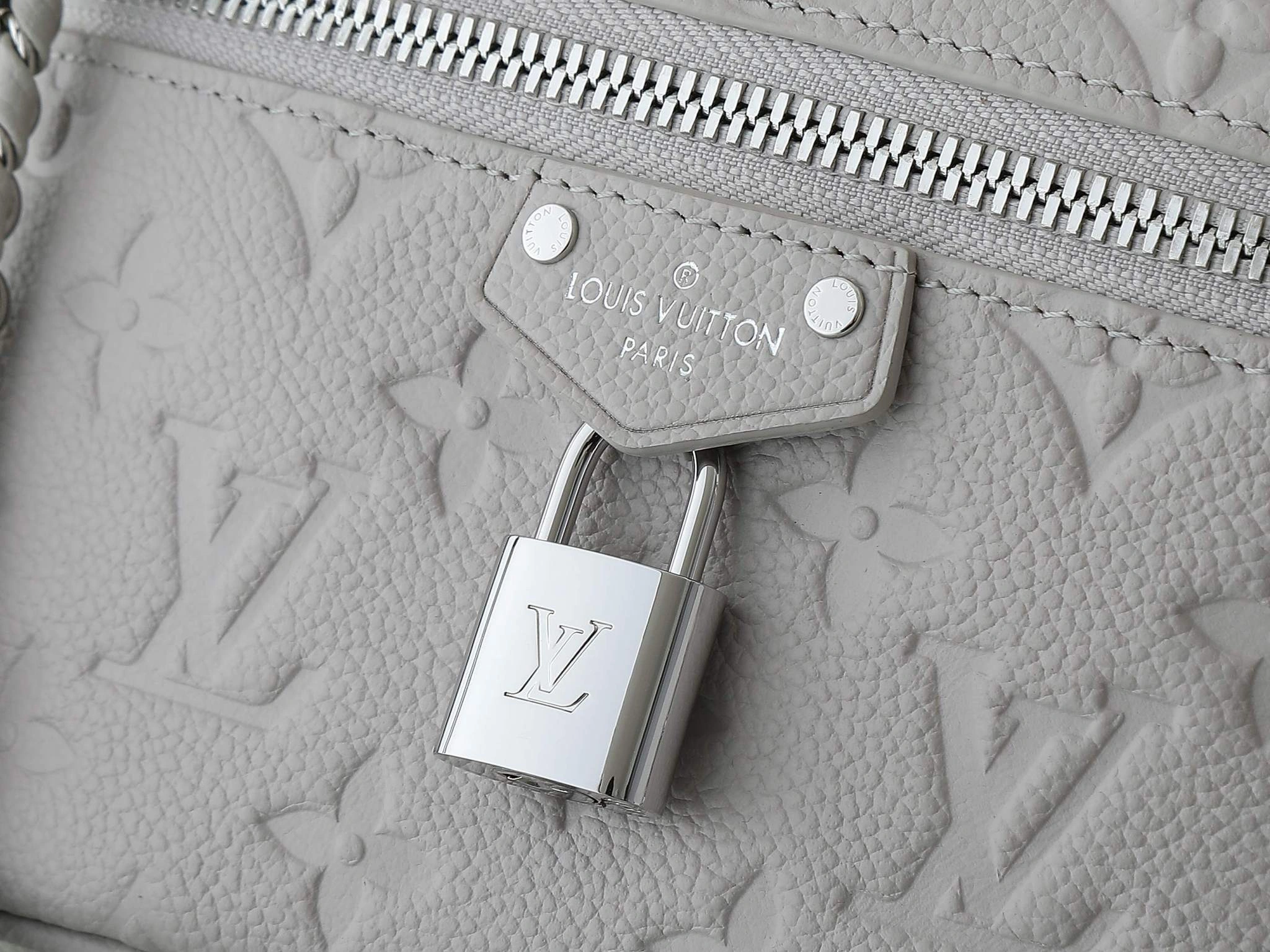 MOMO-- 8V M13593 high quality version Vanity Chain Pouch item:E-B000D1214