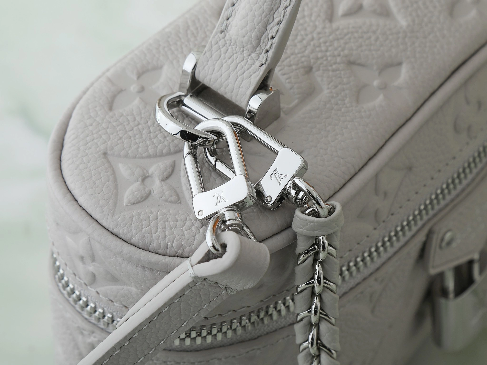 MOMO-- 8V M13593 high quality version Vanity Chain Pouch item:E-B000D1214