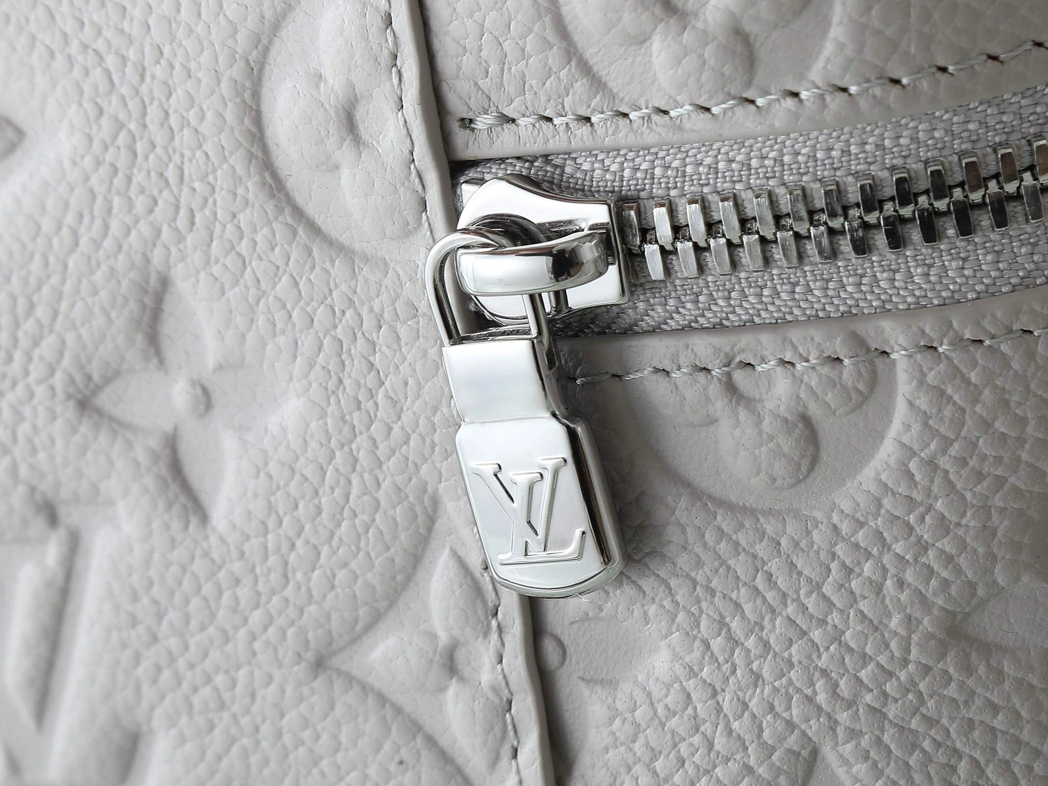 MOMO-- 8V M13593 high quality version Vanity Chain Pouch item:E-B000D1214