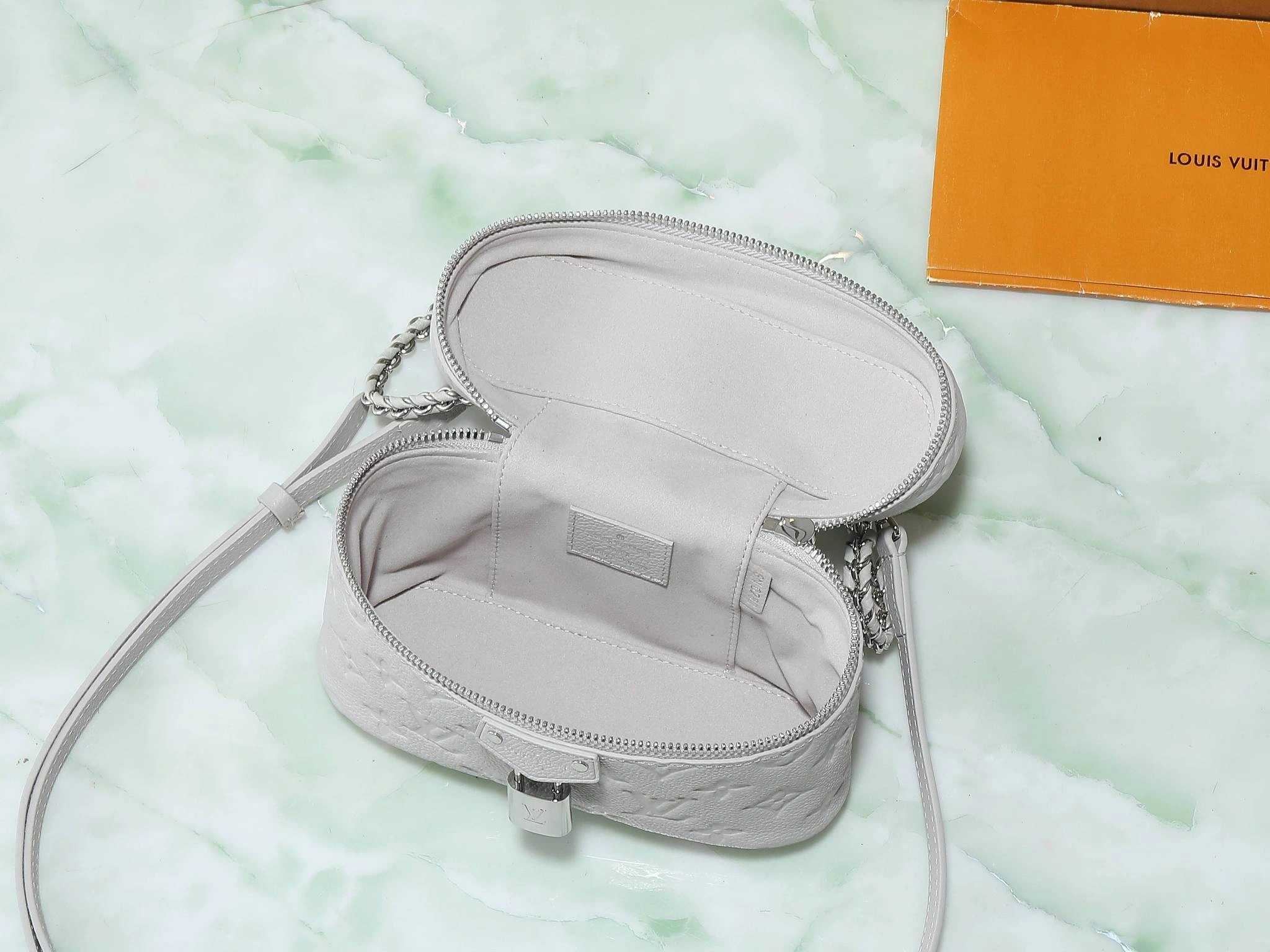 MOMO-- 8V M13593 high quality version Vanity Chain Pouch item:E-B000D1214