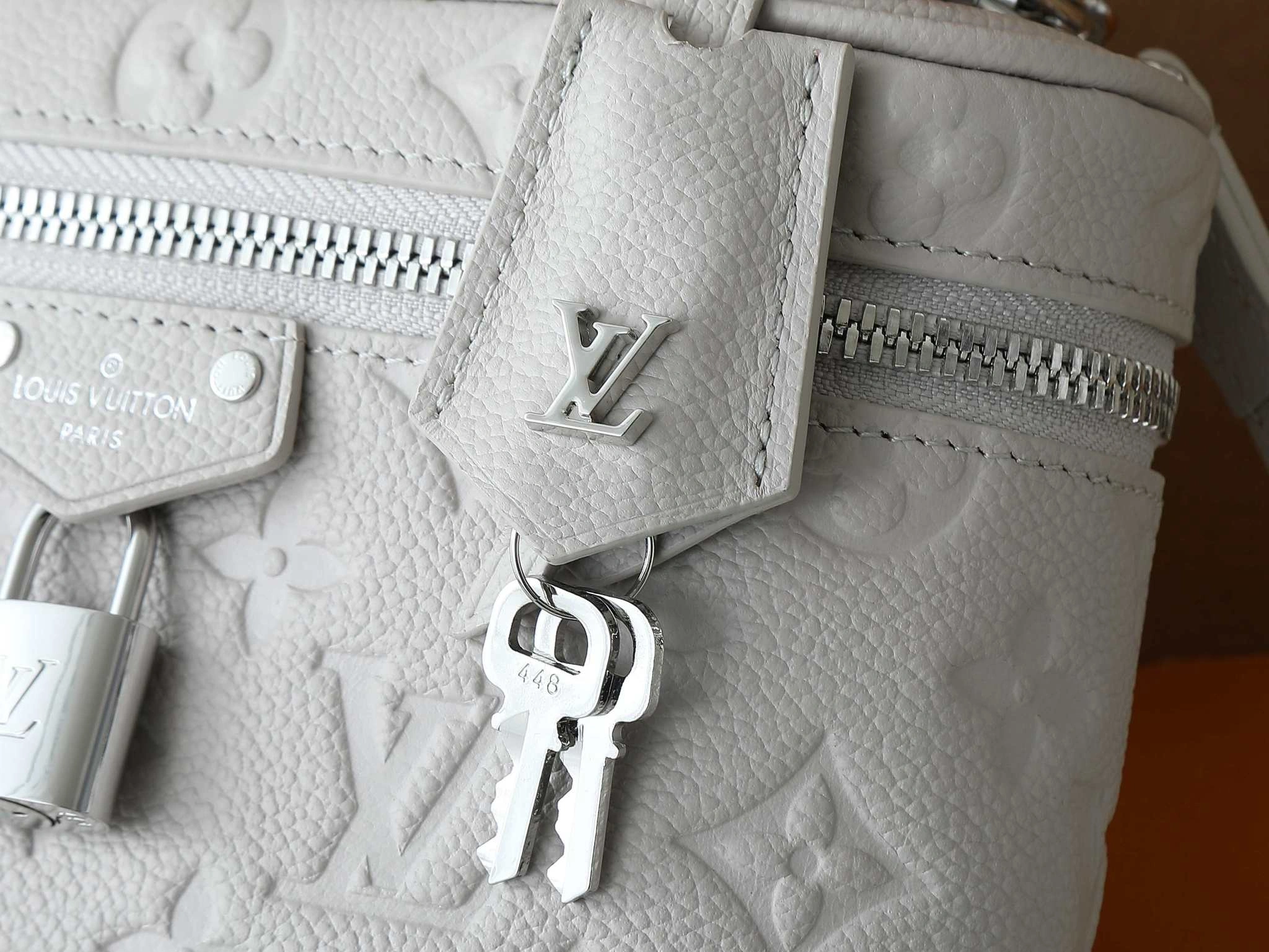 MOMO-- 8V M13593 high quality version Vanity Chain Pouch item:E-B000D1214