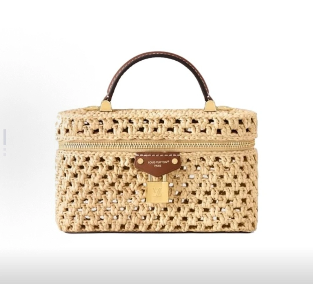 MOMO-- 8V M14303 high quality version Vanity Chain Pouch cowhide item:E-B177I2041