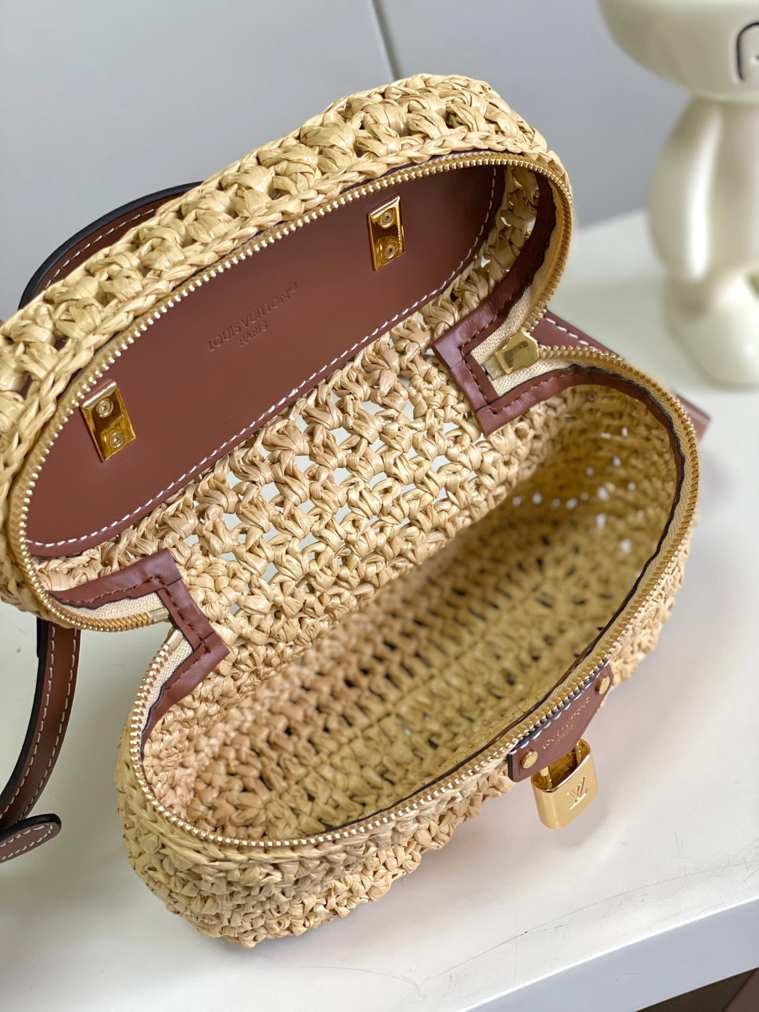 MOMO-- 8V M14303 high quality version Vanity Chain Pouch cowhide item:E-B177I2041