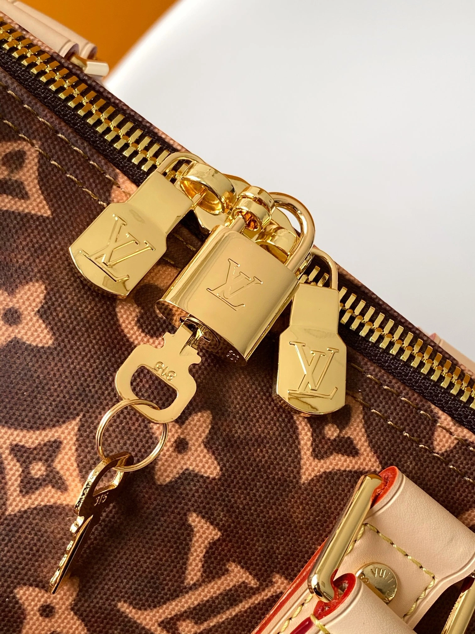 MOMO-- 8V M15042 high quality version Bandoulière 50 cowhide item:E-B000H2755