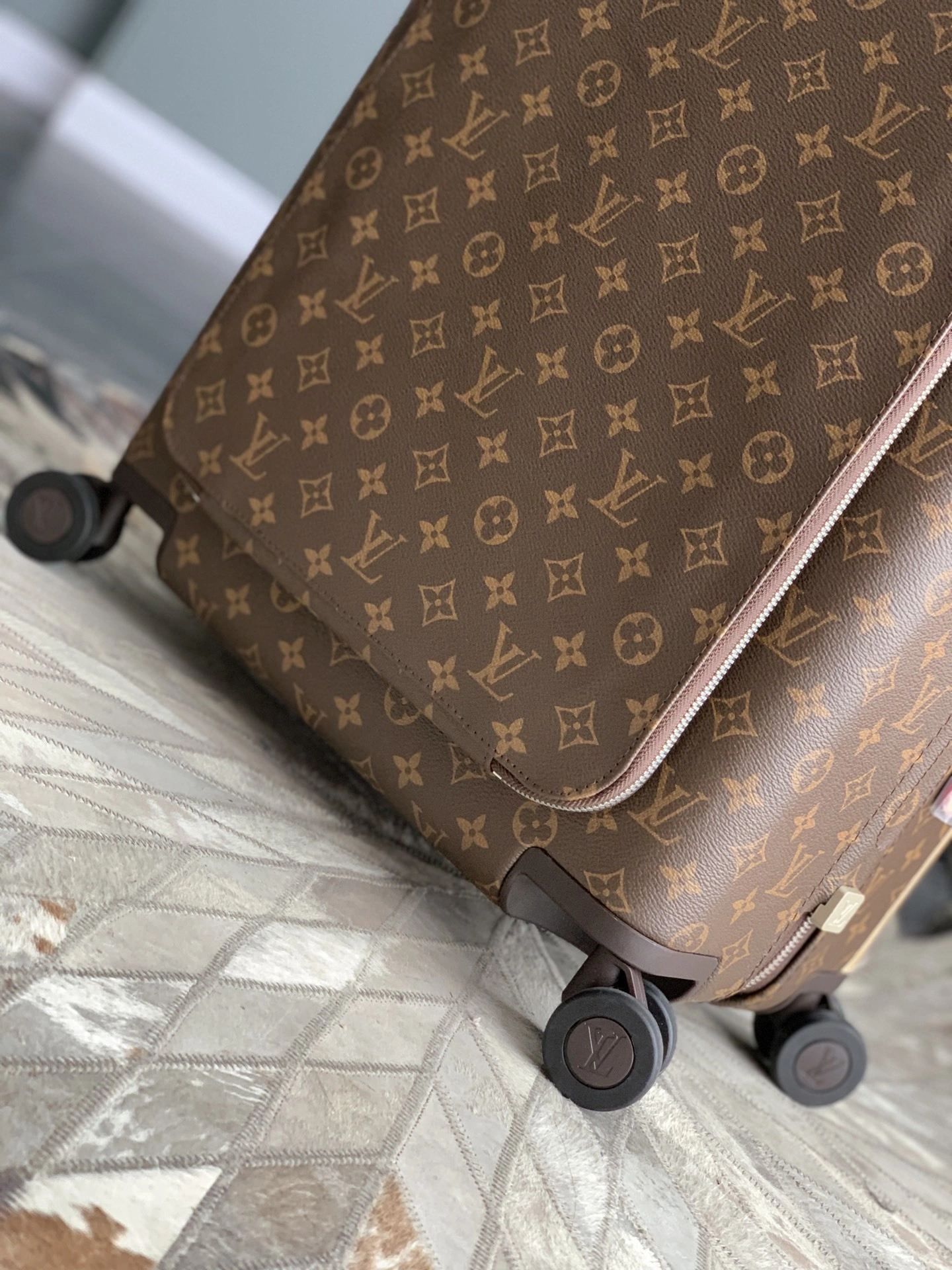 MOMO-- 8V M15249 high quality version item:E-B000J2301H