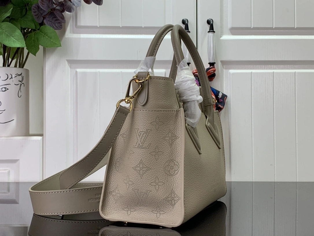 MOMO-- 8V M20600 high quality version On My Side cowhide item:E-B063C0544