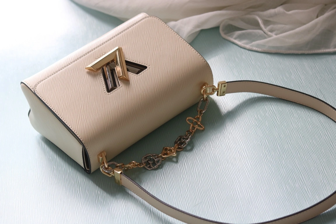 MOMO-- 8V M22774 high quality version Twist cowhide item:E-B000C0511