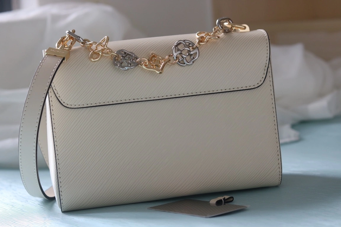 MOMO-- 8V M22774 high quality version Twist cowhide item:E-B000C0511