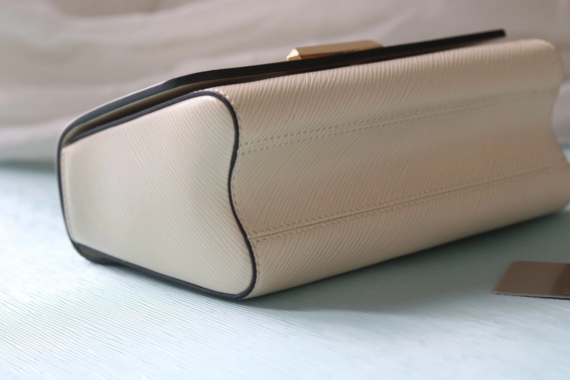 MOMO-- 8V M22774 high quality version Twist cowhide item:E-B000C0511