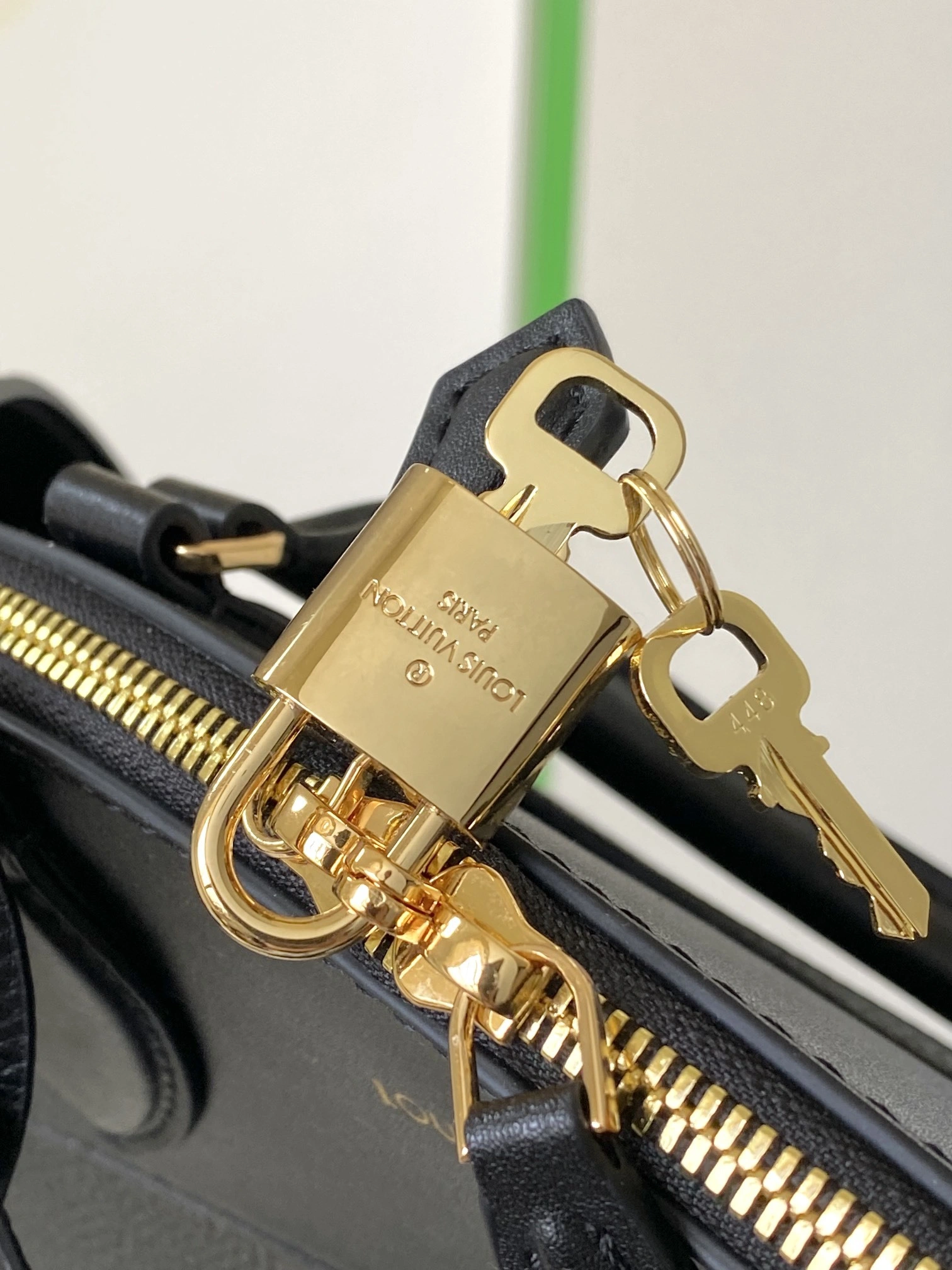 MOMO-- 8V M22914 high quality version Lock It MM Calfskin item:E-B225C0210