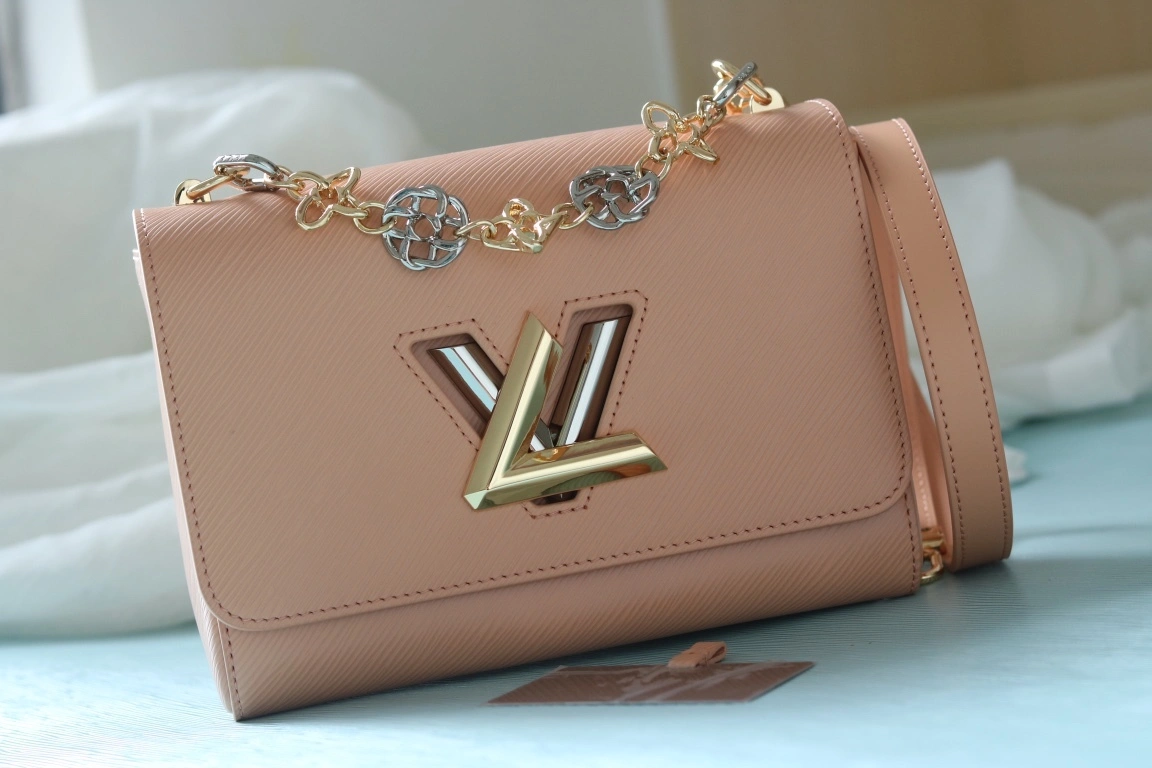 MOMO-- 8V M23074 high quality version Twist cowhide item:E-B000C0512