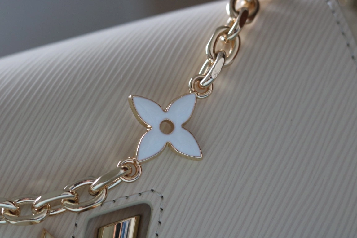 MOMO-- 8V M23390 high quality version Twist cowhide item:E-B118C0514