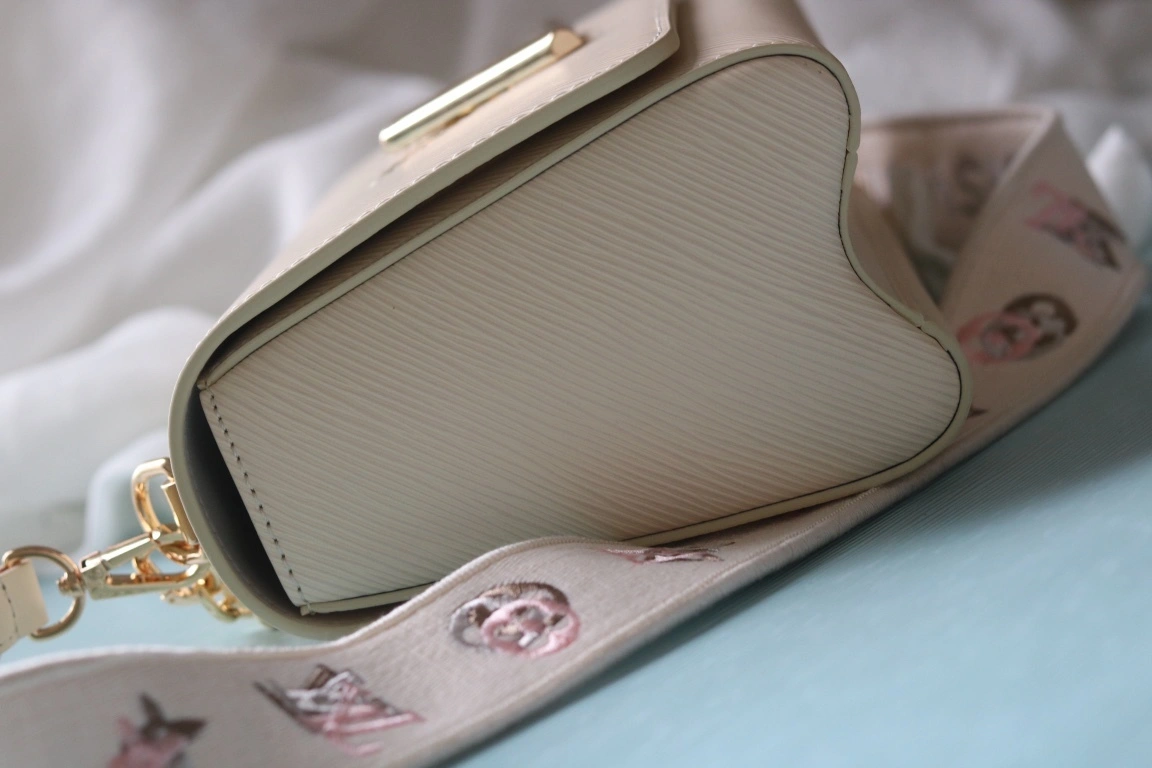 MOMO-- 8V M23390 high quality version Twist cowhide item:E-B118C0514