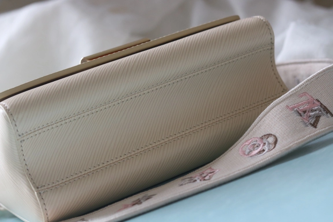 MOMO-- 8V M23390 high quality version Twist cowhide item:E-B118C0514