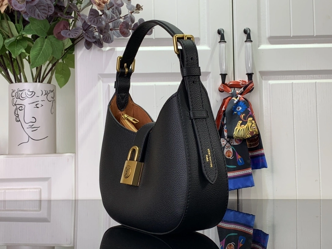 MOMO-- 8V M24611 high quality version Low Key Shoulder cowhide item:E-B063C0580