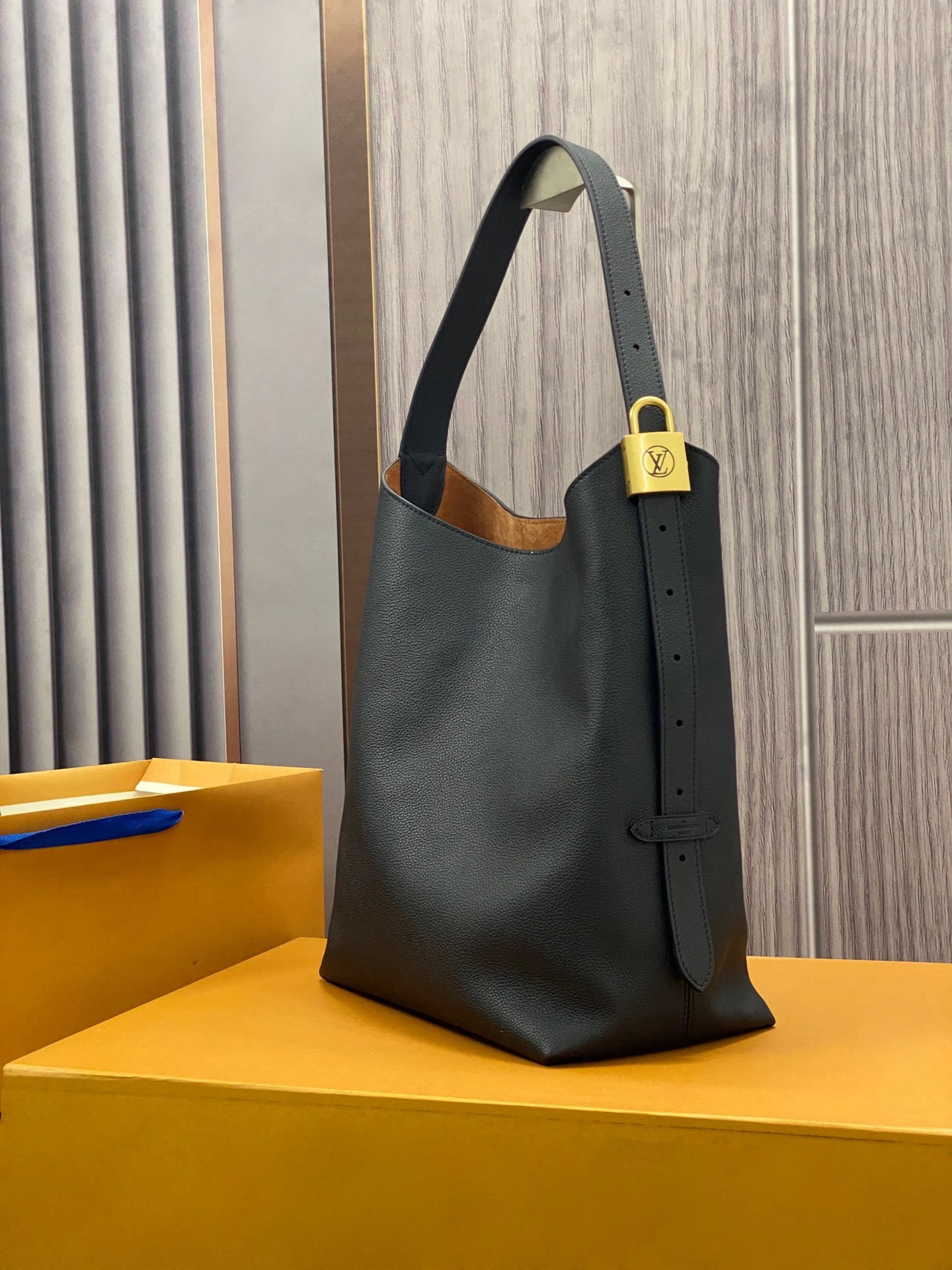 MOMO-- 8V M24856 Low Key Hobo cowhide item:D-B808E2741