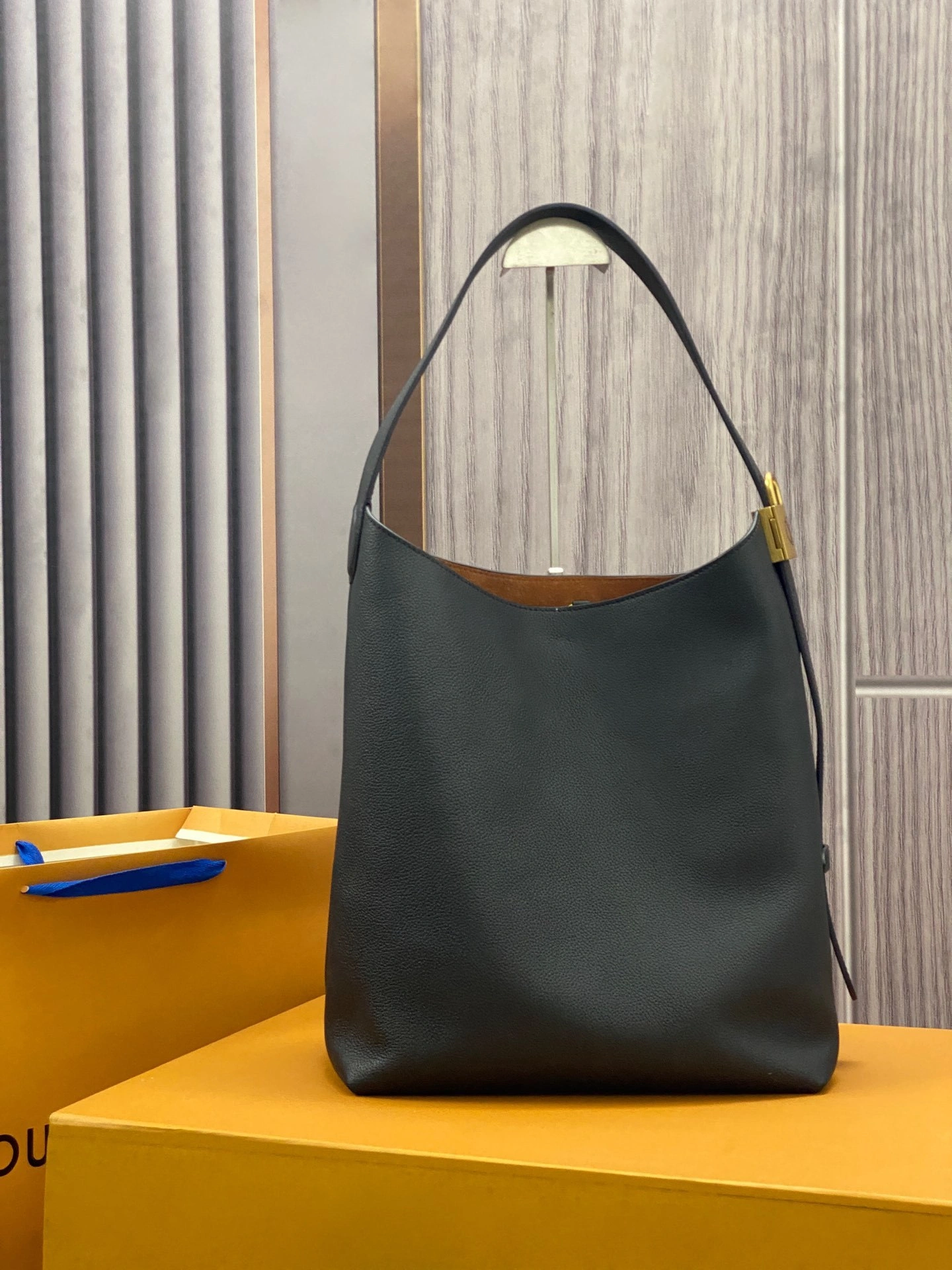 MOMO-- 8V M24856 Low Key Hobo cowhide item:D-B808E2741