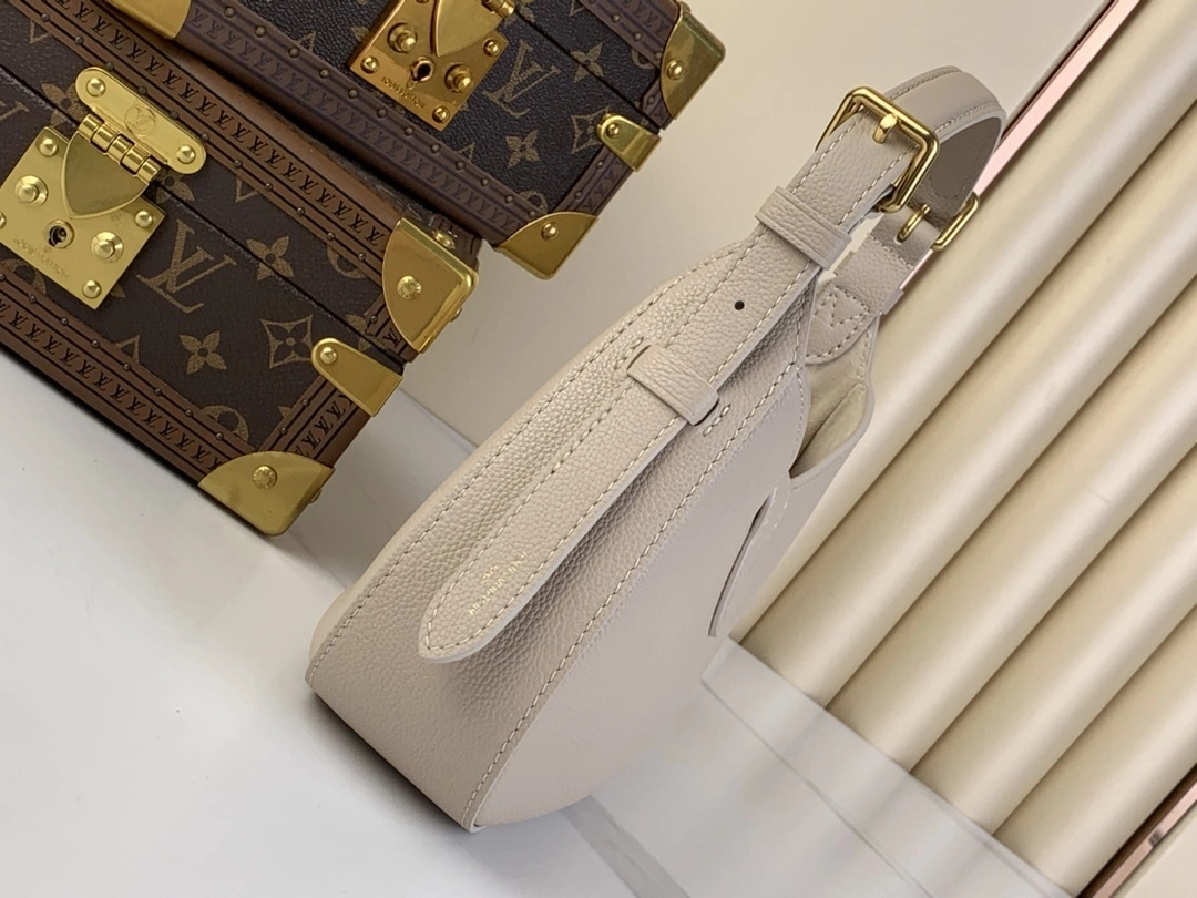 MOMO-- 8V M24990 high quality version Low Key Shoulder cowhide item:E-B574C0579