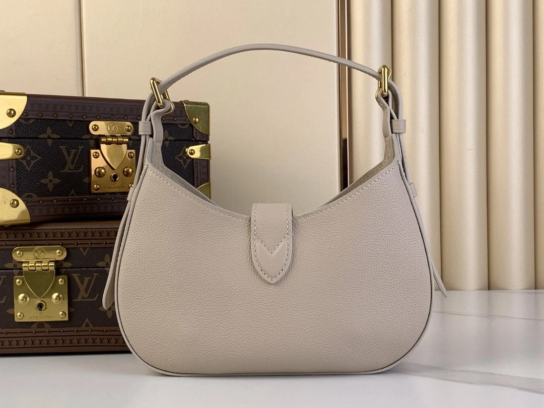 MOMO-- 8V M24990 high quality version Low Key Shoulder cowhide item:E-B574C0579