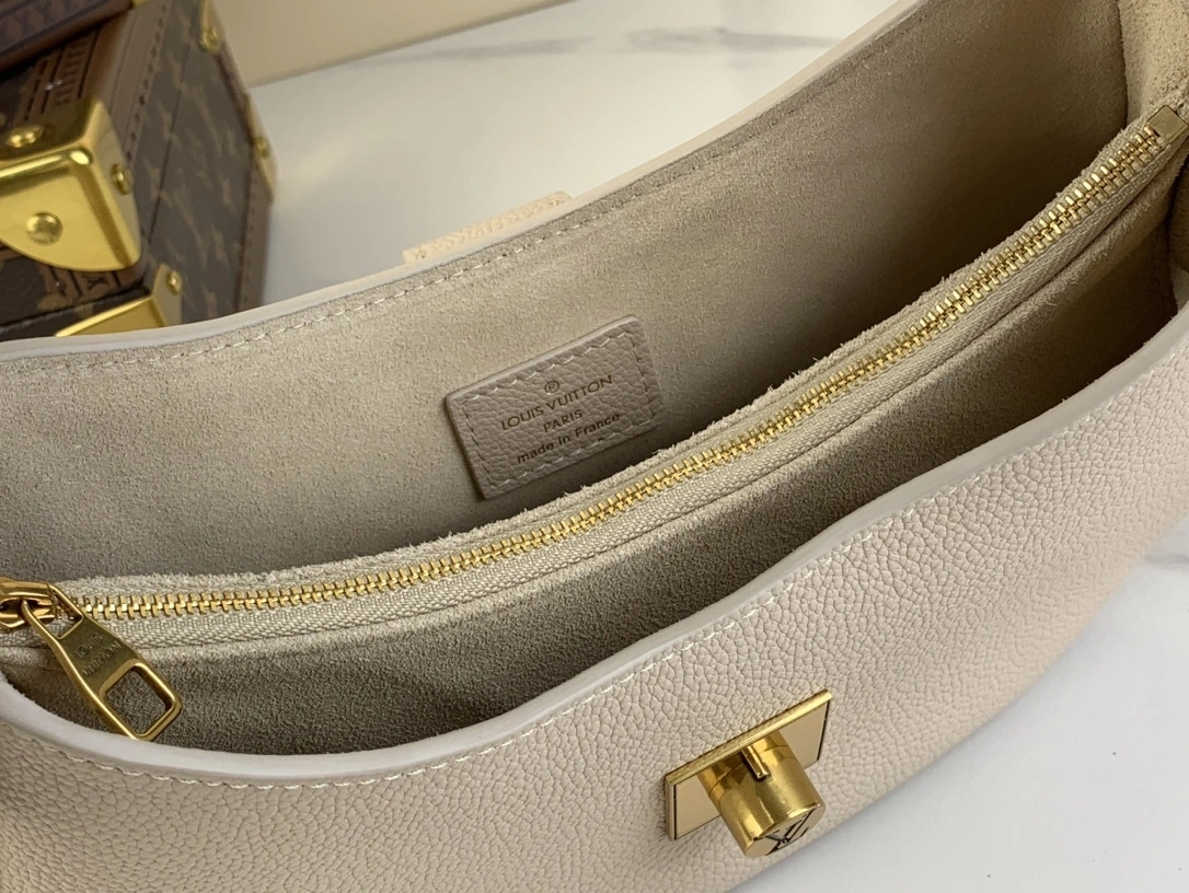MOMO-- 8V M24990 high quality version Low Key Shoulder cowhide item:E-B574C0579