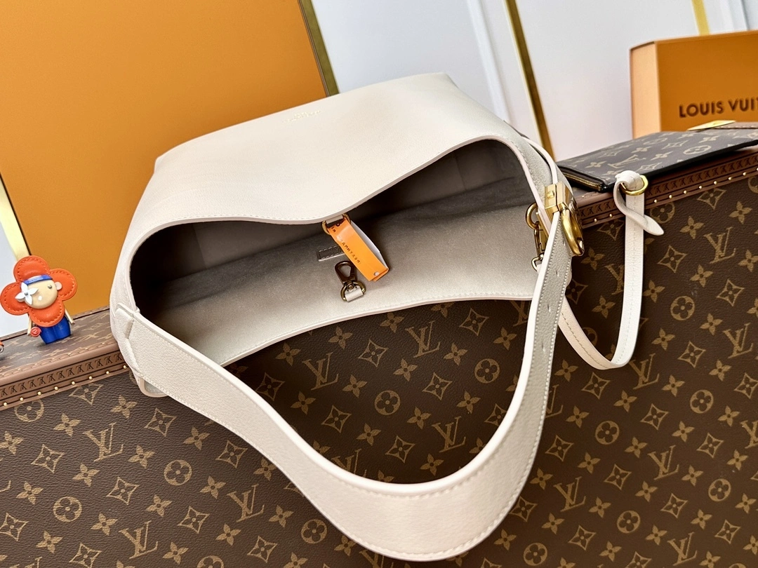 MOMO-- 8V M25022 high quality version Low Key Hobo cowhide item:E-B225C0582