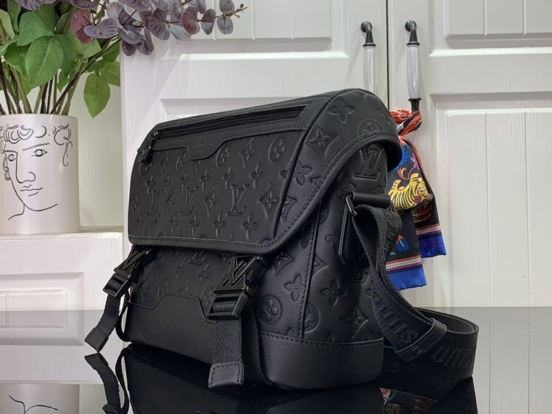MOMO-- 8V M25121 high quality version Messenger Voyager Calfskin item:E-B063C0249