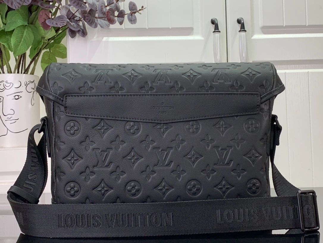 MOMO-- 8V M25121 high quality version Messenger Voyager Calfskin item:E-B063C0249