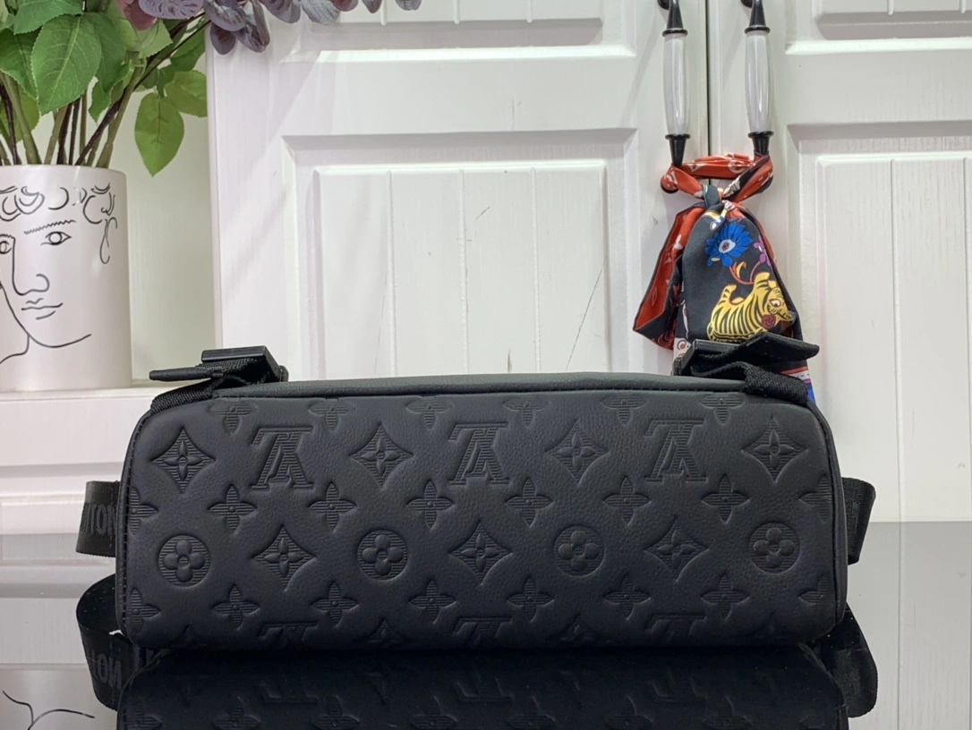 MOMO-- 8V M25121 high quality version Messenger Voyager Calfskin item:E-B063C0249