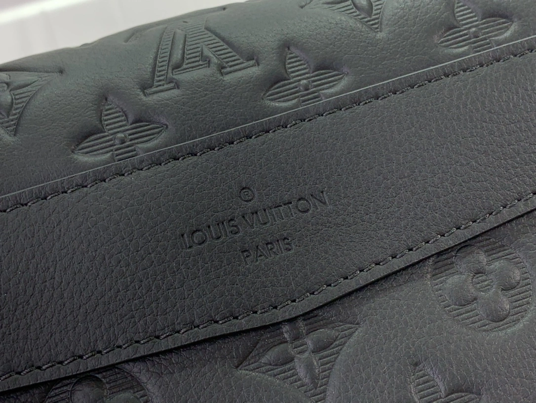 MOMO-- 8V M25121 high quality version Messenger Voyager Calfskin item:E-B063C0249