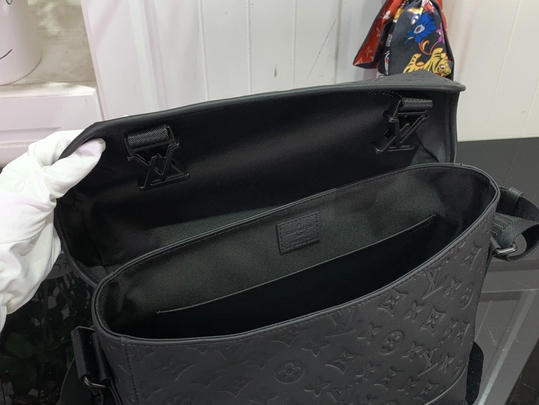 MOMO-- 8V M25121 high quality version Messenger Voyager Calfskin item:E-B063C0249