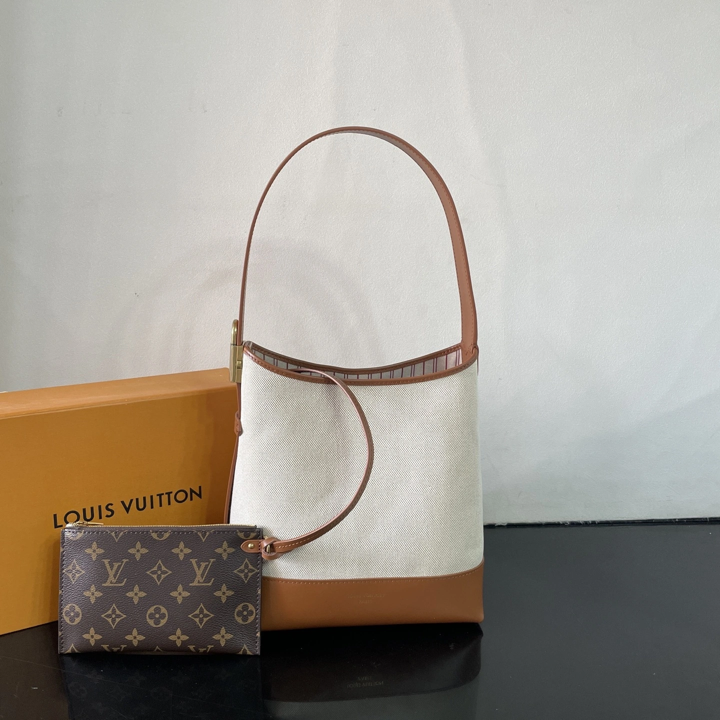 MOMO-- 8V M25468 high quality version Low Key Hobo cowhide item:E-B177I0317