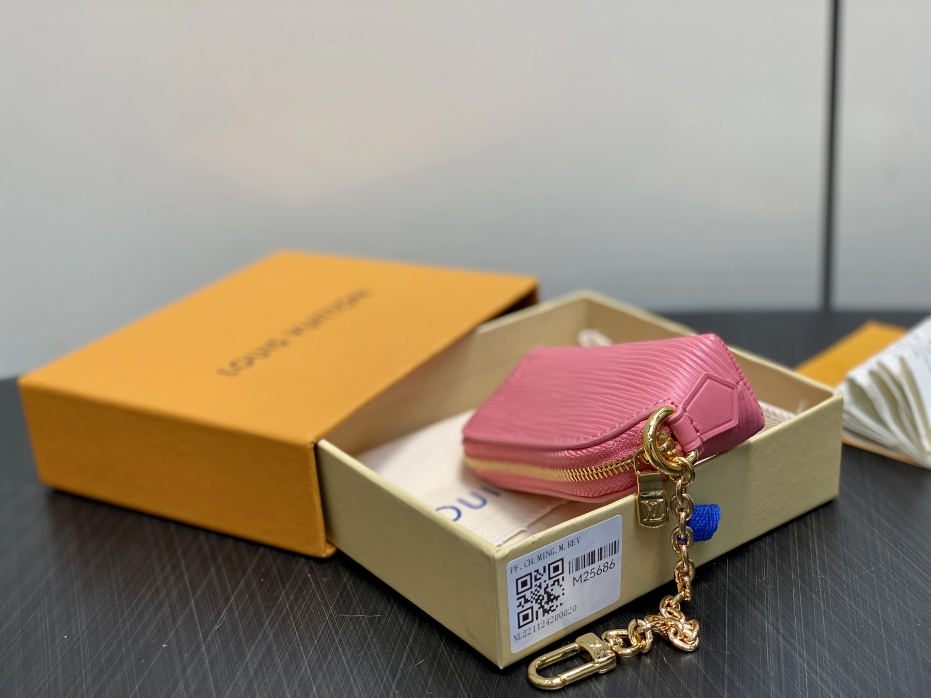 MOMO-- 8V M25686 high quality version Lipstick item:E-B000J1826