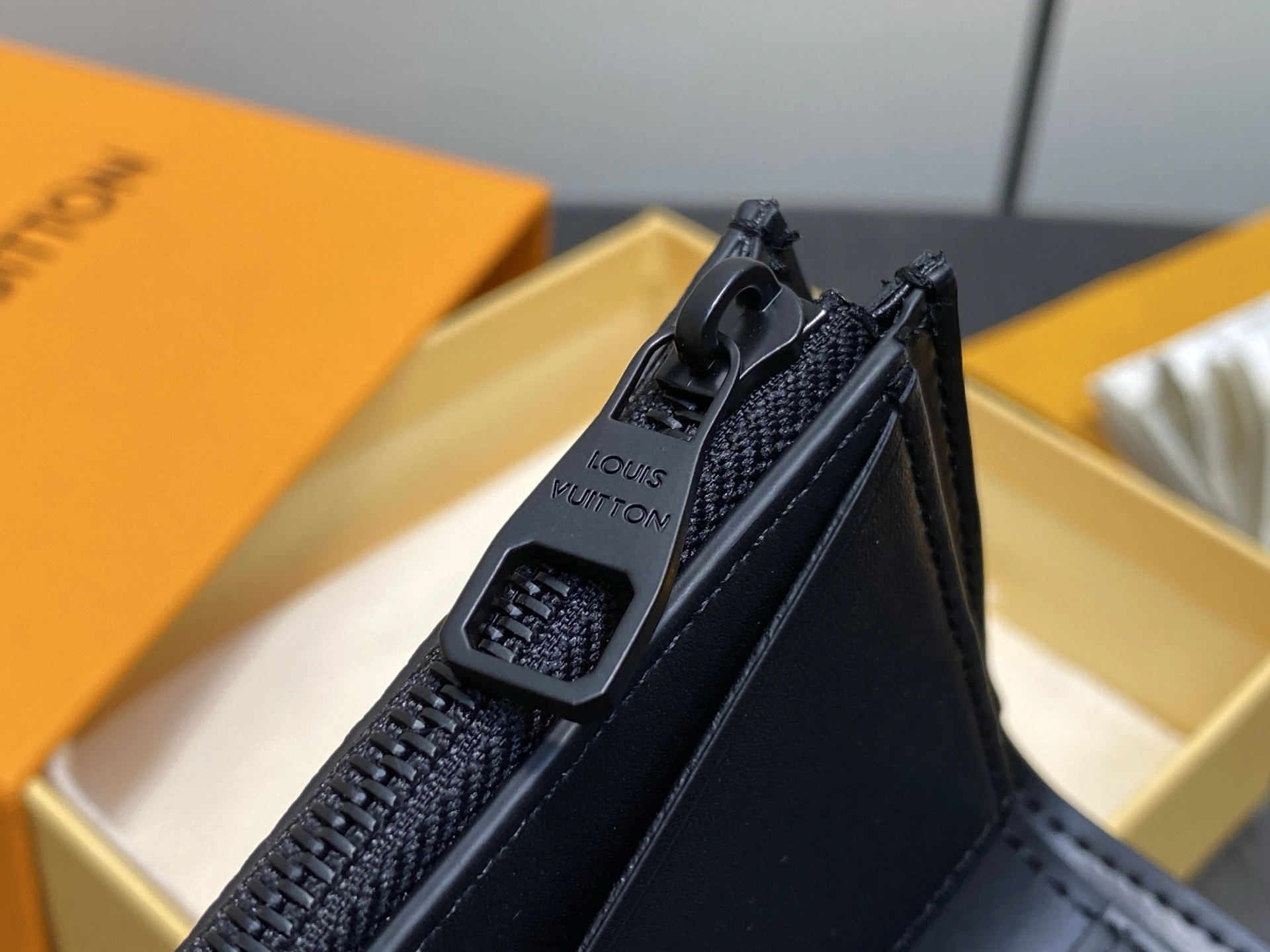 MOMO-- 8V M26250 high quality version Victor Wallet Calfskin item:E-B000J1806