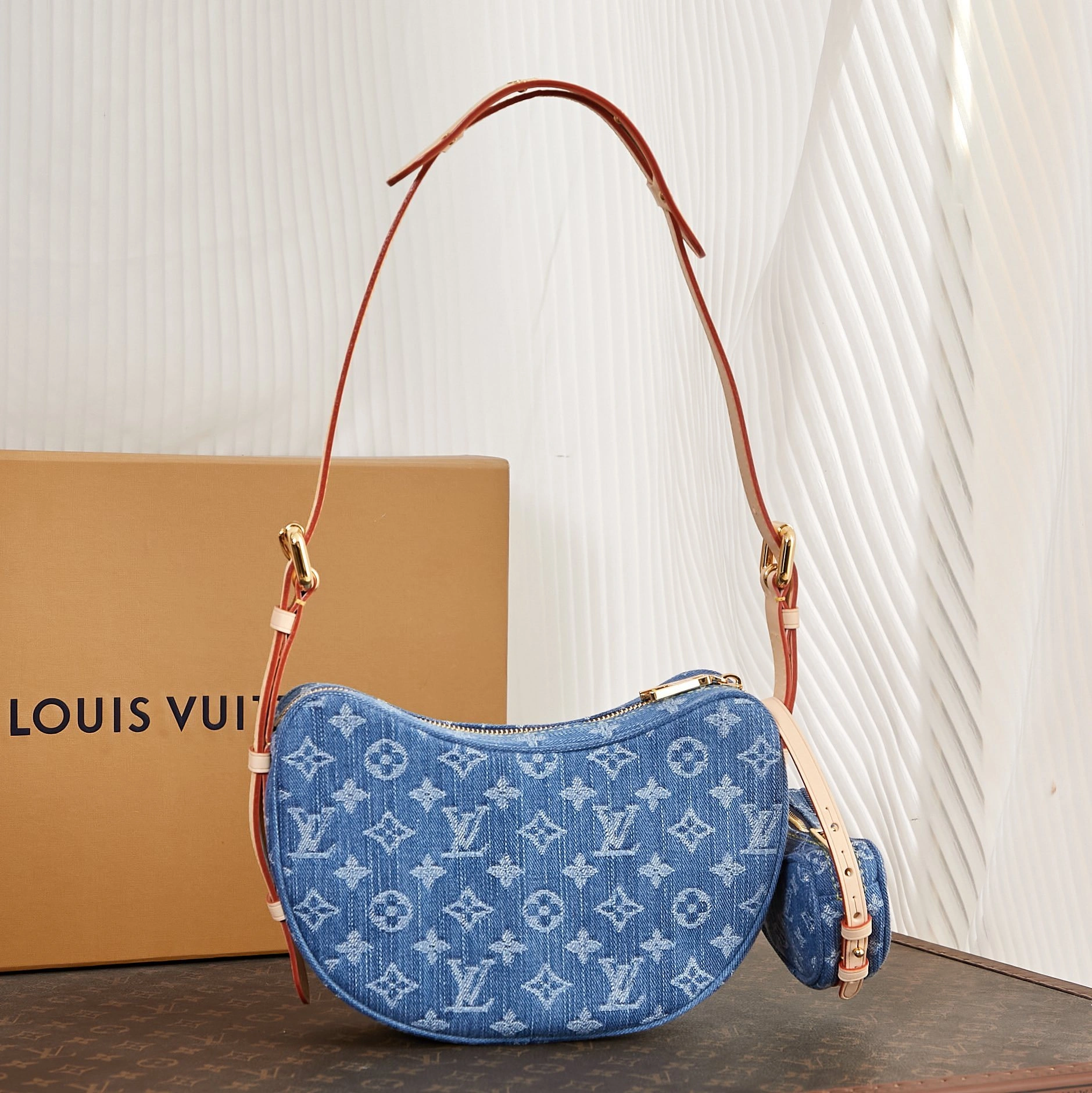 MOMO-- 8V M46856 high quality version Croissant item:E-B000L1804T