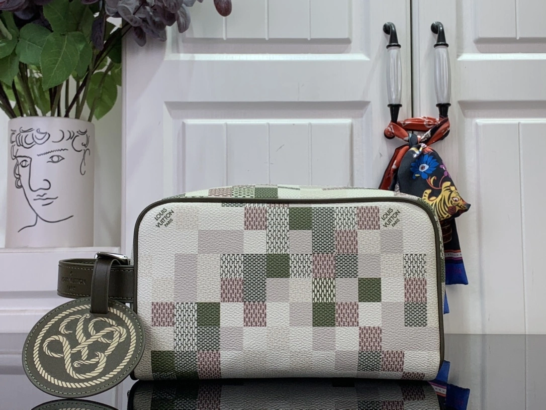 MOMO-- 8V N00112 high quality version Locker Dopp Kit item:E-B063B2347