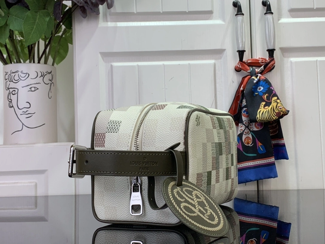 MOMO-- 8V N00112 high quality version Locker Dopp Kit item:E-B063B2347