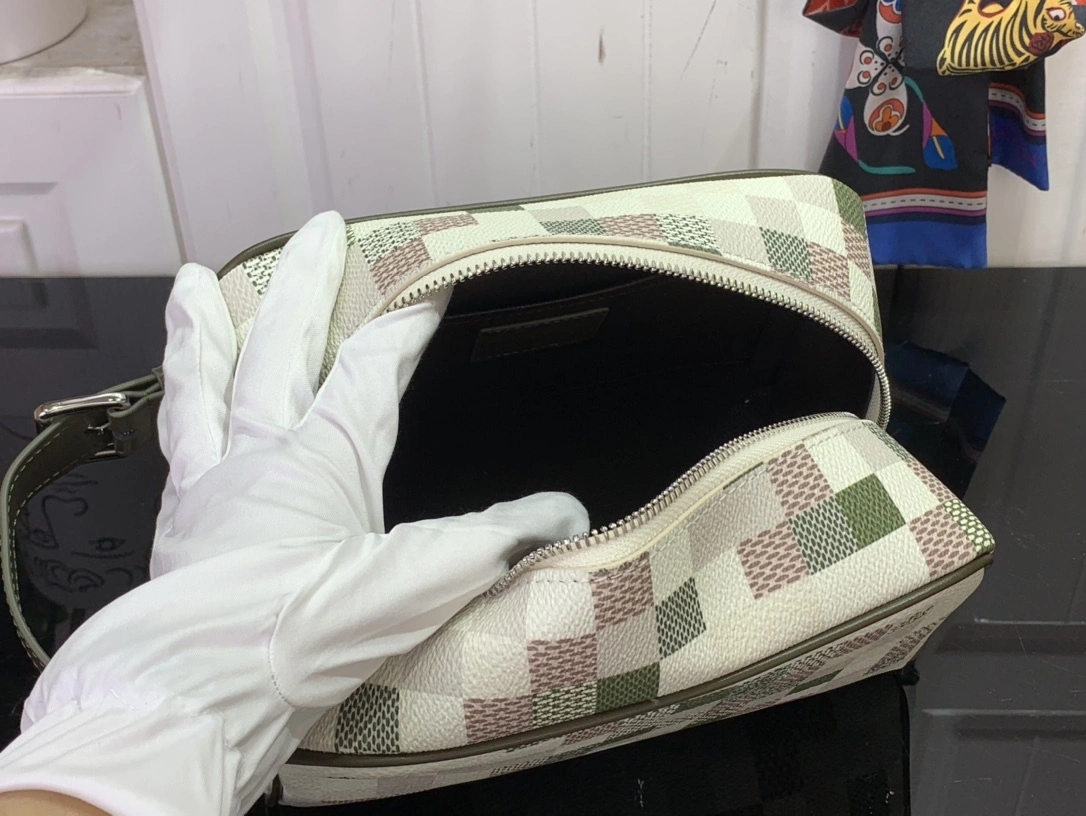 MOMO-- 8V N00112 high quality version Locker Dopp Kit item:E-B063B2347