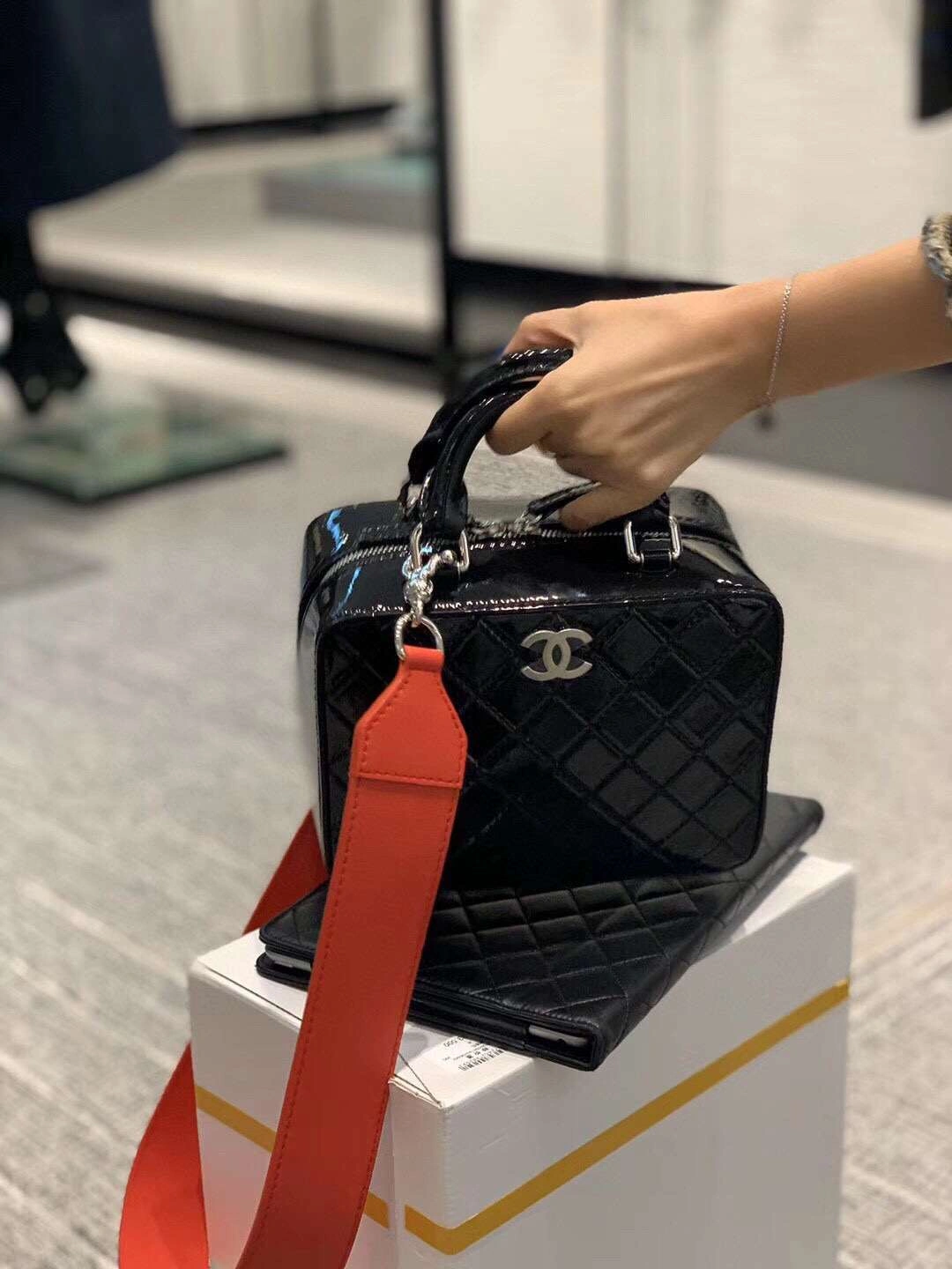 *MOMO-- Lacquer Skin， CALF SKIN ，item : M321B118C0204